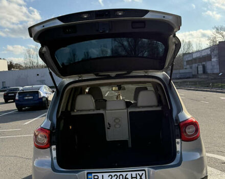 Сірий Фольксваген Тігуан, об'ємом двигуна 2 л та пробігом 158 тис. км за 10800 $, фото 17 на Automoto.ua