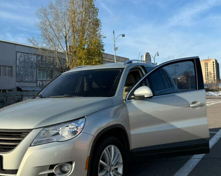 Сірий Фольксваген Тігуан, об'ємом двигуна 2 л та пробігом 158 тис. км за 10800 $, фото 4 на Automoto.ua