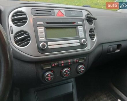 Серый Фольксваген Тигуан, объемом двигателя 2 л и пробегом 235 тыс. км за 9300 $, фото 5 на Automoto.ua