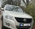 Сірий Фольксваген Тігуан, об'ємом двигуна 2 л та пробігом 158 тис. км за 10800 $, фото 2 на Automoto.ua