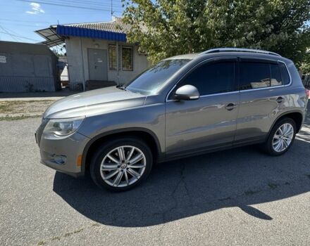 Серый Фольксваген Тигуан, объемом двигателя 2 л и пробегом 222 тыс. км за 9800 $, фото 1 на Automoto.ua