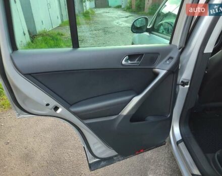 Серый Фольксваген Тигуан, объемом двигателя 1.97 л и пробегом 306 тыс. км за 10000 $, фото 35 на Automoto.ua