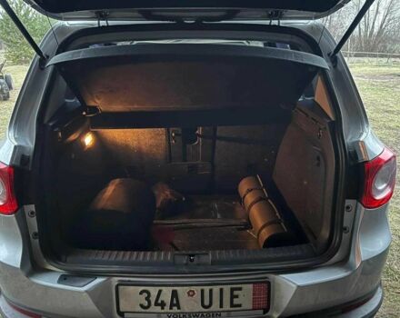 Сірий Фольксваген Тігуан, об'ємом двигуна 2 л та пробігом 251 тис. км за 2500 $, фото 3 на Automoto.ua