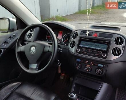 Серый Фольксваген Тигуан, объемом двигателя 1.97 л и пробегом 306 тыс. км за 10000 $, фото 21 на Automoto.ua