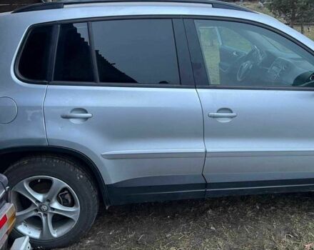 Сірий Фольксваген Тігуан, об'ємом двигуна 2 л та пробігом 251 тис. км за 2500 $, фото 1 на Automoto.ua