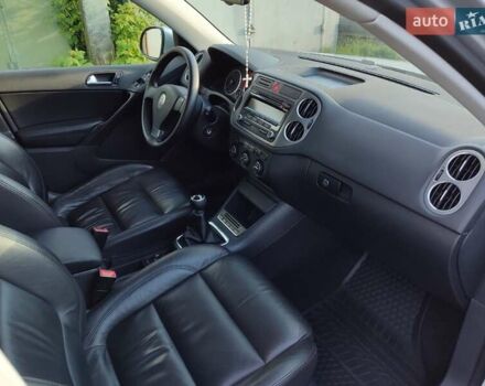 Серый Фольксваген Тигуан, объемом двигателя 1.97 л и пробегом 306 тыс. км за 10000 $, фото 23 на Automoto.ua