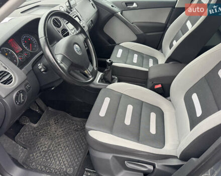Серый Фольксваген Тигуан, объемом двигателя 1.4 л и пробегом 156 тыс. км за 9100 $, фото 6 на Automoto.ua