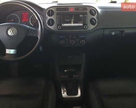 Серый Фольксваген Тигуан, объемом двигателя 2 л и пробегом 238 тыс. км за 12600 $, фото 4 на Automoto.ua