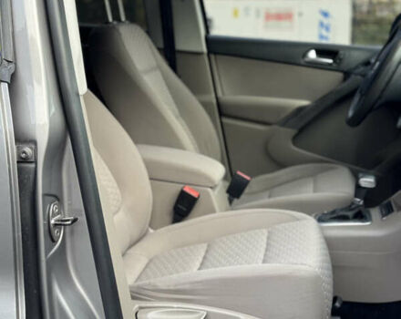 Сірий Фольксваген Тігуан, об'ємом двигуна 2 л та пробігом 226 тис. км за 12200 $, фото 33 на Automoto.ua