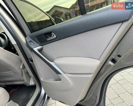 Сірий Фольксваген Тігуан, об'ємом двигуна 2 л та пробігом 226 тис. км за 12200 $, фото 31 на Automoto.ua