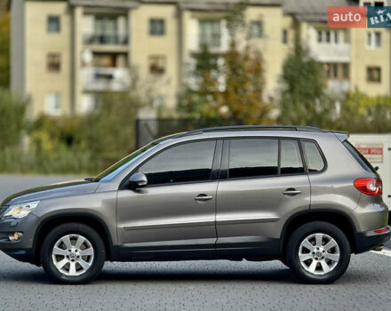 Сірий Фольксваген Тігуан, об'ємом двигуна 2 л та пробігом 226 тис. км за 12200 $, фото 8 на Automoto.ua