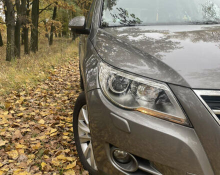 Сірий Фольксваген Тігуан, об'ємом двигуна 2 л та пробігом 107 тис. км за 10300 $, фото 2 на Automoto.ua