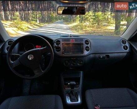 Серый Фольксваген Тигуан, объемом двигателя 2 л и пробегом 248 тыс. км за 9500 $, фото 18 на Automoto.ua