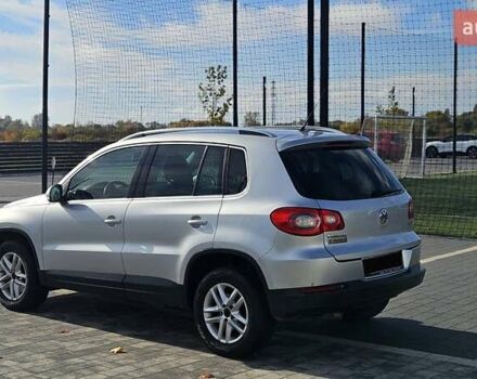 Серый Фольксваген Тигуан, объемом двигателя 2 л и пробегом 330 тыс. км за 9999 $, фото 6 на Automoto.ua