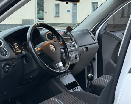 Серый Фольксваген Тигуан, объемом двигателя 1.4 л и пробегом 165 тыс. км за 9700 $, фото 32 на Automoto.ua