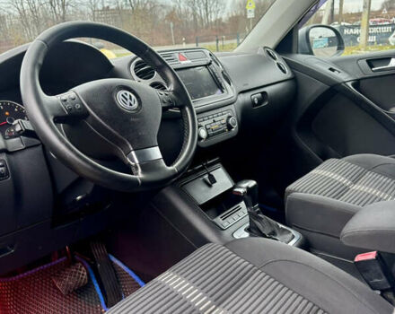 Серый Фольксваген Тигуан, объемом двигателя 2 л и пробегом 361 тыс. км за 9900 $, фото 7 на Automoto.ua