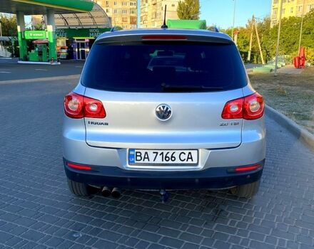 Серый Фольксваген Тигуан, объемом двигателя 2 л и пробегом 185 тыс. км за 9200 $, фото 4 на Automoto.ua