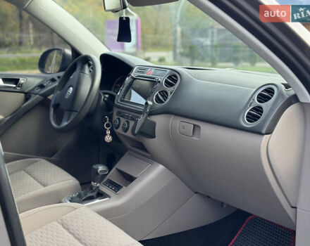 Сірий Фольксваген Тігуан, об'ємом двигуна 2 л та пробігом 226 тис. км за 12200 $, фото 34 на Automoto.ua