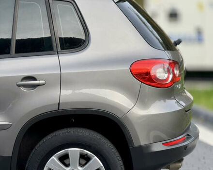 Сірий Фольксваген Тігуан, об'ємом двигуна 2 л та пробігом 226 тис. км за 12200 $, фото 9 на Automoto.ua