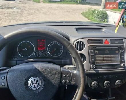 Сірий Фольксваген Тігуан, об'ємом двигуна 2 л та пробігом 300 тис. км за 10300 $, фото 6 на Automoto.ua