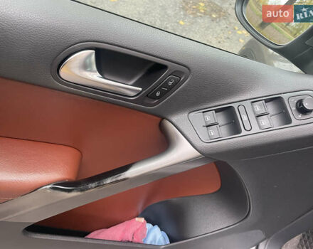 Сірий Фольксваген Тігуан, об'ємом двигуна 2 л та пробігом 107 тис. км за 10300 $, фото 15 на Automoto.ua