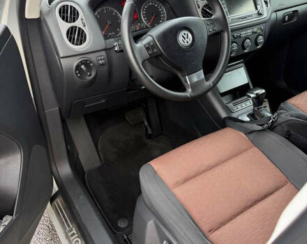 Серый Фольксваген Тигуан, объемом двигателя 2 л и пробегом 194 тыс. км за 10500 $, фото 8 на Automoto.ua