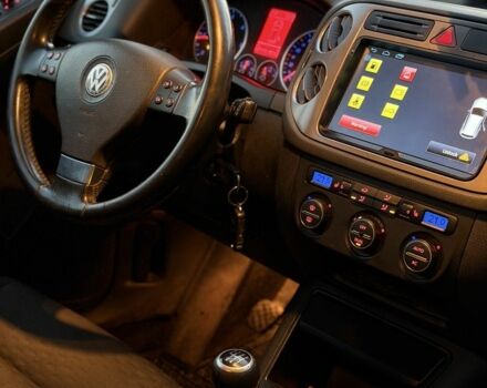 Серый Фольксваген Тигуан, объемом двигателя 2 л и пробегом 260 тыс. км за 5900 $, фото 11 на Automoto.ua