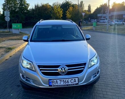 Серый Фольксваген Тигуан, объемом двигателя 2 л и пробегом 185 тыс. км за 9200 $, фото 1 на Automoto.ua