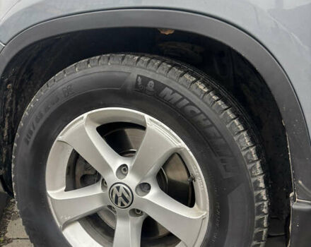 Серый Фольксваген Тигуан, объемом двигателя 2 л и пробегом 361 тыс. км за 9900 $, фото 12 на Automoto.ua