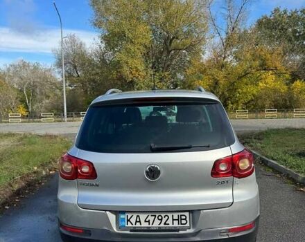 Сірий Фольксваген Тігуан, об'ємом двигуна 2 л та пробігом 233 тис. км за 9500 $, фото 4 на Automoto.ua