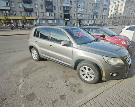 Серый Фольксваген Тигуан, объемом двигателя 2 л и пробегом 197 тыс. км за 9500 $, фото 1 на Automoto.ua