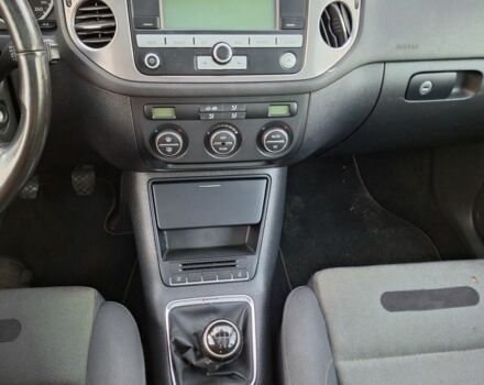 Серый Фольксваген Тигуан, объемом двигателя 1.4 л и пробегом 249 тыс. км за 8800 $, фото 2 на Automoto.ua