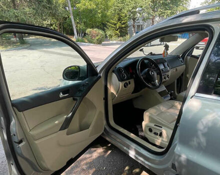 Серый Фольксваген Тигуан, объемом двигателя 2 л и пробегом 155 тыс. км за 10500 $, фото 9 на Automoto.ua