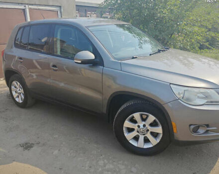 Серый Фольксваген Тигуан, объемом двигателя 2 л и пробегом 197 тыс. км за 9500 $, фото 2 на Automoto.ua