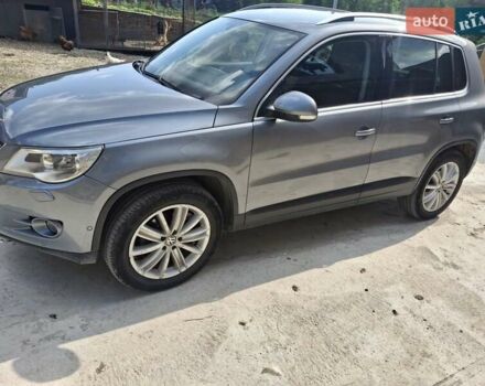 Сірий Фольксваген Тігуан, об'ємом двигуна 2 л та пробігом 300 тис. км за 10300 $, фото 4 на Automoto.ua