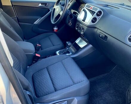 Серый Фольксваген Тигуан, объемом двигателя 2 л и пробегом 185 тыс. км за 9200 $, фото 6 на Automoto.ua