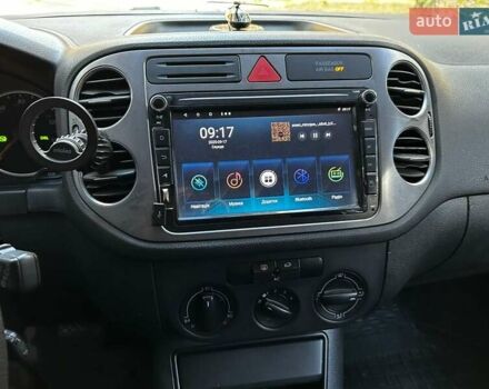 Серый Фольксваген Тигуан, объемом двигателя 2 л и пробегом 248 тыс. км за 9500 $, фото 19 на Automoto.ua