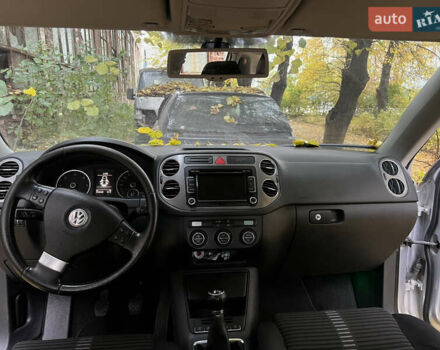 Сірий Фольксваген Тігуан, об'ємом двигуна 2 л та пробігом 315 тис. км за 8900 $, фото 12 на Automoto.ua