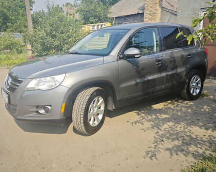 Серый Фольксваген Тигуан, объемом двигателя 2 л и пробегом 197 тыс. км за 9500 $, фото 4 на Automoto.ua