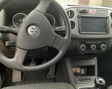 Серый Фольксваген Тигуан, объемом двигателя 2 л и пробегом 180 тыс. км за 9999 $, фото 4 на Automoto.ua