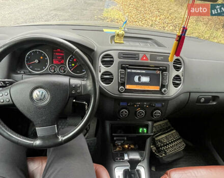 Сірий Фольксваген Тігуан, об'ємом двигуна 2 л та пробігом 107 тис. км за 10300 $, фото 5 на Automoto.ua