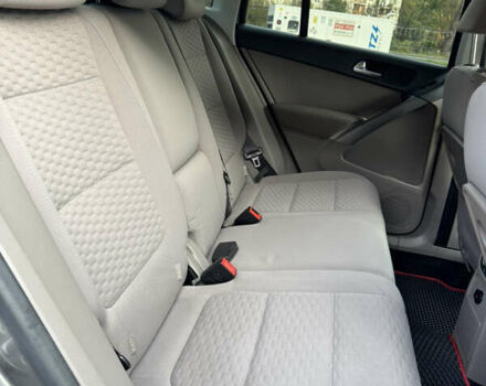 Сірий Фольксваген Тігуан, об'ємом двигуна 2 л та пробігом 226 тис. км за 12200 $, фото 29 на Automoto.ua