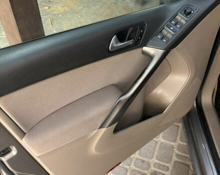 Серый Фольксваген Тигуан, объемом двигателя 2 л и пробегом 197 тыс. км за 9500 $, фото 23 на Automoto.ua