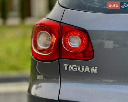 Сірий Фольксваген Тігуан, об'ємом двигуна 2 л та пробігом 226 тис. км за 12200 $, фото 23 на Automoto.ua