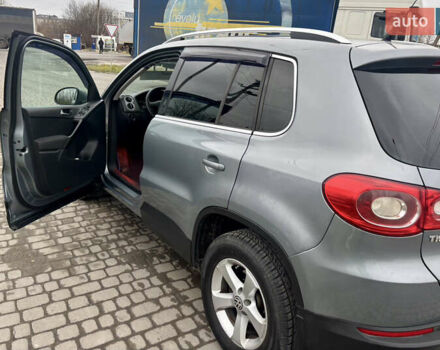 Серый Фольксваген Тигуан, объемом двигателя 2 л и пробегом 361 тыс. км за 9900 $, фото 11 на Automoto.ua