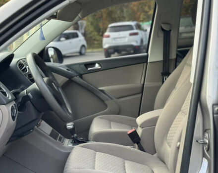 Сірий Фольксваген Тігуан, об'ємом двигуна 2 л та пробігом 226 тис. км за 12200 $, фото 46 на Automoto.ua