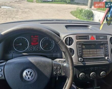 Сірий Фольксваген Тігуан, об'ємом двигуна 2 л та пробігом 300 тис. км за 10300 $, фото 7 на Automoto.ua