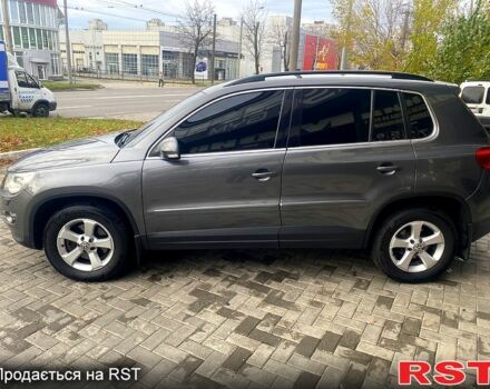 Сірий Фольксваген Тігуан, об'ємом двигуна 2 л та пробігом 165 тис. км за 10000 $, фото 4 на Automoto.ua