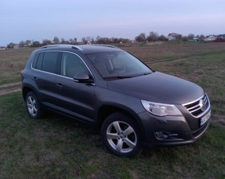 Серый Фольксваген Тигуан, объемом двигателя 2 л и пробегом 243 тыс. км за 9999 $, фото 2 на Automoto.ua