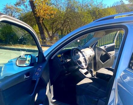 Серый Фольксваген Тигуан, объемом двигателя 2 л и пробегом 300 тыс. км за 12200 $, фото 1 на Automoto.ua